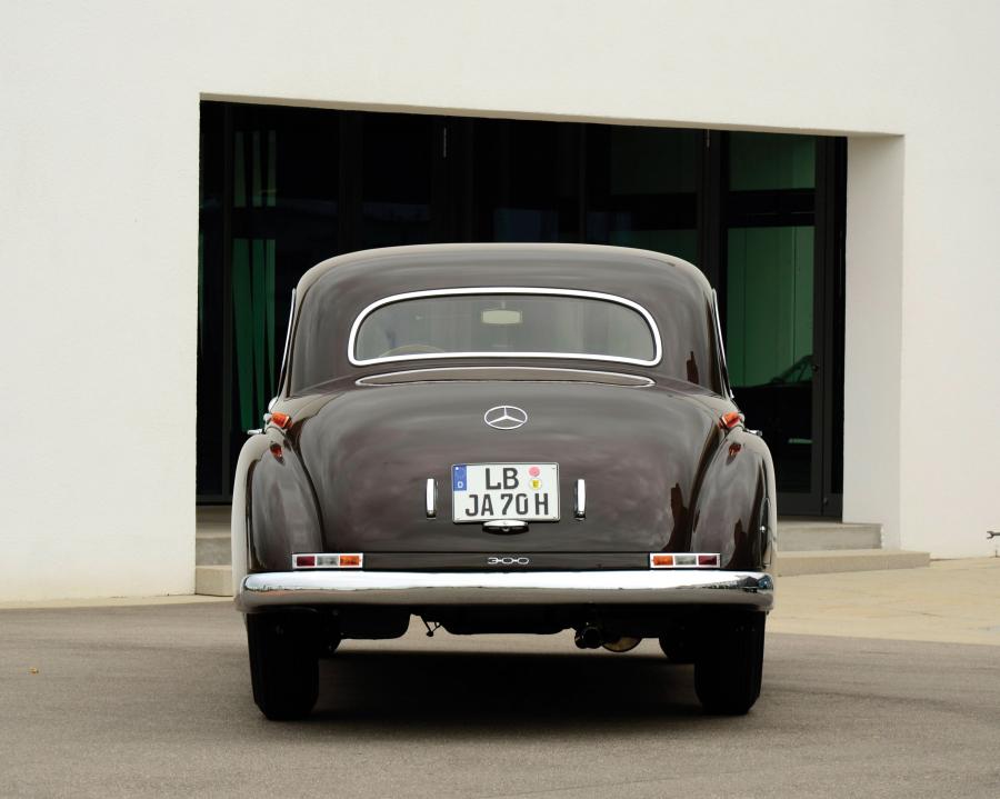  Mercedes-Benz 300 Sliding-Roof Limousine 1952 года  (фото 9 из 17)